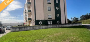 Apartamento com sótão semi-independente, T3+2 (último piso) numa zona calma com boa exposição solar