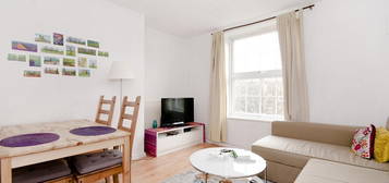 Flat to rent in Newbery House, Northampton Street N1