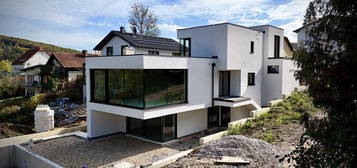 Traumhaftes Naturrefugium: Haus mit Grünblick und Badeparadies vor der Tür