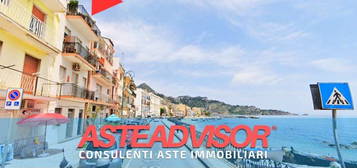 Attico all'asta in lungomare IV Novembre, 47