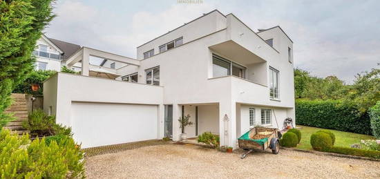 Architektenvilla im Kubus-Stil: Luxuriöses Wohnen mit Panorama-Ausblick - Einziehen und Genießen!