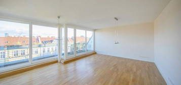 Regensburger am Vicki: 3 Zi-Penthouse mit Terrasse EBK Aufzug u. TG