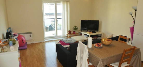 Flat to rent in Highland Road, Southsea, Hants PO4