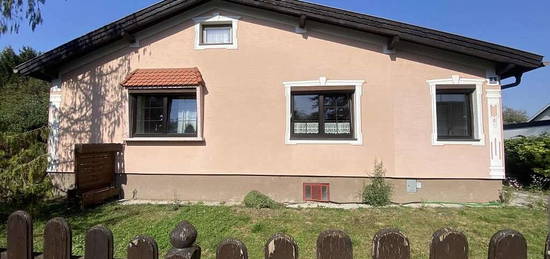 "Gemütliches Haus mit Garten und Garage"