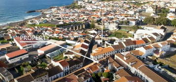 Casa com 2 Lojas de Rendimento e Jardim no Centro de Ribeira Grande