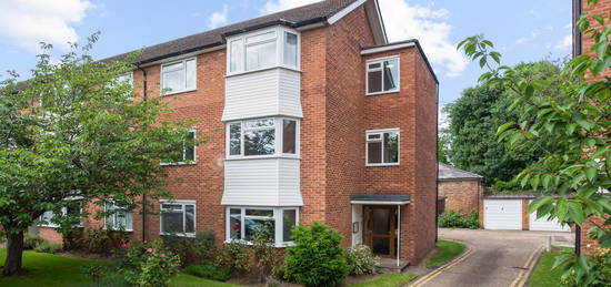 Flat to rent in Kingswood Close, Surbiton, Surrey KT6