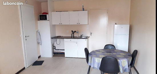 Location maison centre blain meublé 
Caractéristiques :salle a manger avec cuisine équipée, chambre,WC , salle de bain, courette qui peut servir de stationnement.
Prix :545 euros (charges comprises)