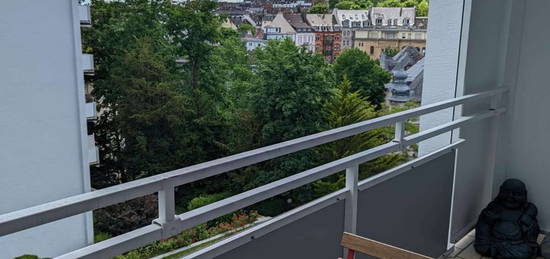 Sehr schickes möbliertes Appartement im Nerotal mit Balkon, Aufzug und Garagenplatz