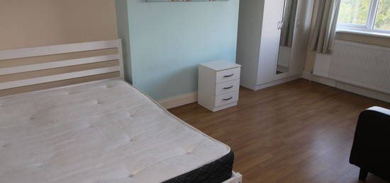 Room to rent in Yeading Avenue, Harrow HA2