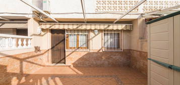 Chalet adosado en venta en calle Jazmines