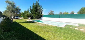 Moradia T2+1 com piscina em lote de 577m2