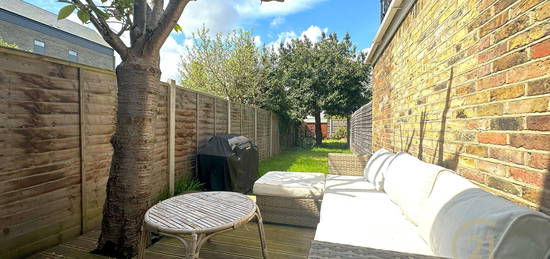 Flat to rent in Beaufort Road, Kingston Upon Thames KT1