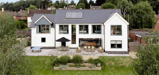 5 bedroom detached house for sale