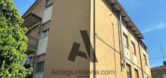 Appartamento su due piani all'asta in via Fosse Ardeatine, 44