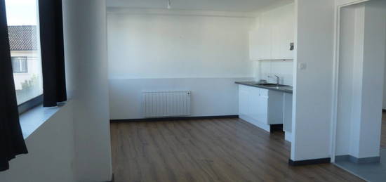 Appartement  à louer, 2 pièces, 1 chambre, 53 m²