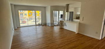 Apartamento Duplex T4 com boas áreas na Marisol, Qta Valadares.