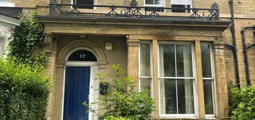 Flat to rent in Ashgrove, Bradford BD7