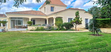 Maison de 3/4 chambres avec piscine, jardin clôturé et vues !