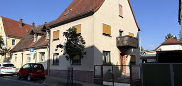 Willkommen in diesem charmanten kleinen Wohnhaus aus den frühen Fünfzigerjahren in zentraler Lage von Herzogenaurach!  Das Haus wurde 1953 erbaut auf einem knapp 300 m² großem Grundstück erbaut...