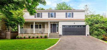 25 Griffith Rd, Riverside, CT 06878
