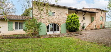 Maison de caractère en pierres dorées avec jardin paysagé