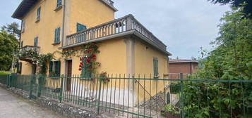 Casina Centro APP.TO con giardinetto Rif.2182