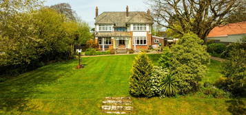 5 bedroom detached house