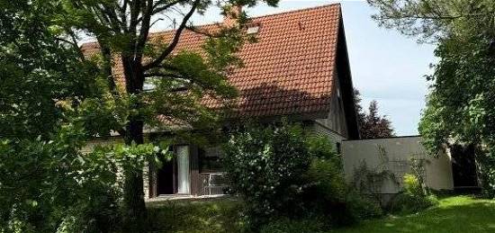 BW 2706: Freistehendes Zweifamilienhaus mit schönem Garten und Doppelgarage in zentraler Lage von 78086 Brigachtal