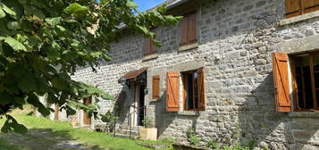 Propriété en pierre située au calme, maison et grange attenante