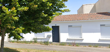 Maison de bourg avec dépendances et terrain