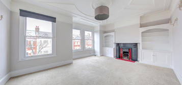 Flat to rent in Boundaries Road, London SW12