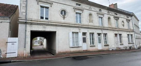 Belle Maison de Maître à restaurer au cœur de Mansigné, 200 m² habitables + dépendances