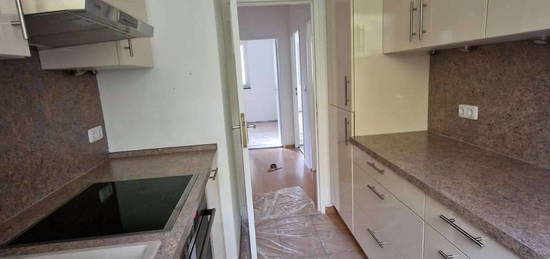 Vollständig renovierte Wohnung mit vier Zimmern sowie Balkon und Einbauküche in Berlin