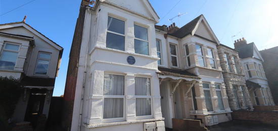 Flat to rent in Hamlet Court Road, Westcliff-On-Sea SS0