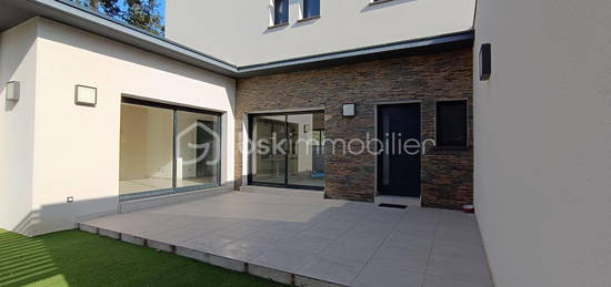 Perpignan - A vendre Maison contemporaine de 121 m², lumineuse avec piscine et jardin arboré - 445 m² de terrain - Proche école, centre commercial et des plages