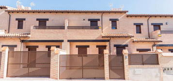 Chalet adosado en venta en calle Camerun