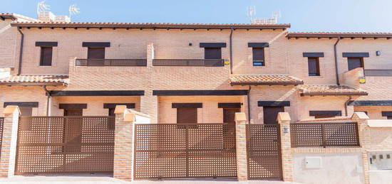 Chalet adosado en venta en calle Camerun