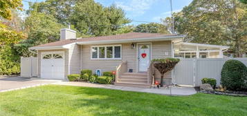 17 Sims St, Patchogue, NY 11772