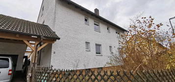 Zweifamilienhaus mit Doppelgarage und Carport