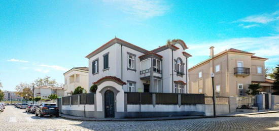 Moradia T4 com Jardim Envolvente na Prestigiada Zona dos Combatente...