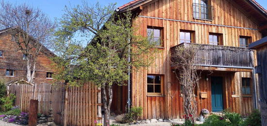 Möbliertes Zimmer mit Bergblick in Holzhaus in Krugzell