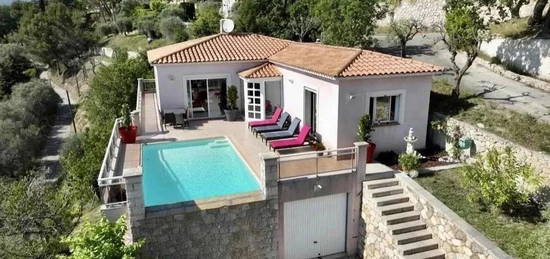 ASPREMONT, près de Nice : Villa contemporaine avec piscine à débordement et grand jardin