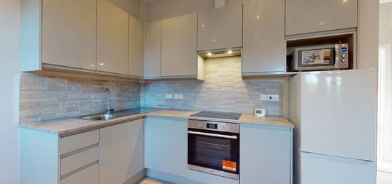 Flat to rent in The Beeches, 193 Boston Road, London W7