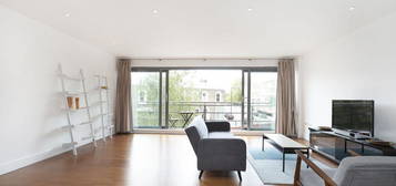 Flat to rent in Peninsula Court, London N1