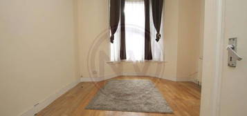 Flat to rent in Falmer Road, Enfield EN1