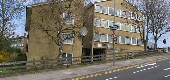 Flat to rent in Brookhill Court, East Barnet, Hertfordshire EN4