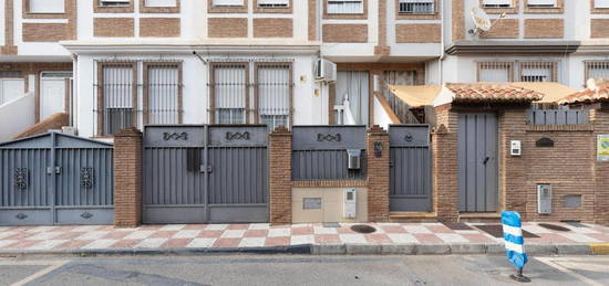 Casa adosada en venta en Hermanos Quintero, San Cayetano