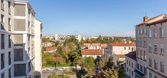 Canut en duplex avec vue proche de la place du Commandant Arnaud