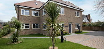 Flat to rent in Ducks Hill Road, Northwood HA6