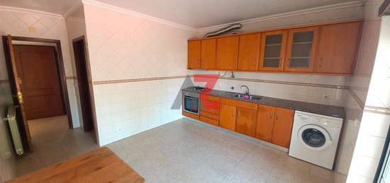 Arrenda-Se Apartamento T2 Largo Camões